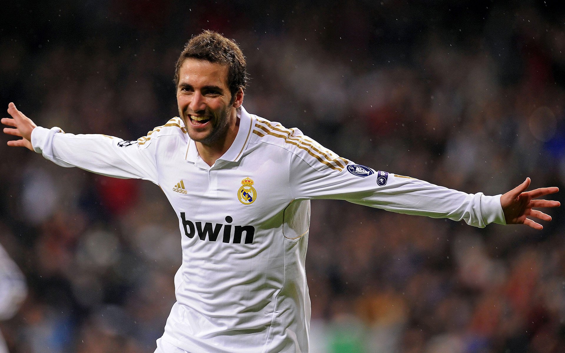 C罗携全家度假照片引爆热搜，c罗一家